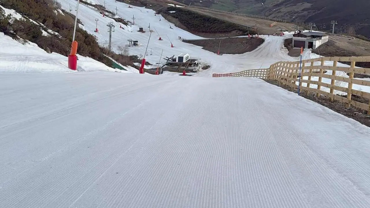Imagen de la pista principal de la estaci&oacute;n invernal de Leitariegos.