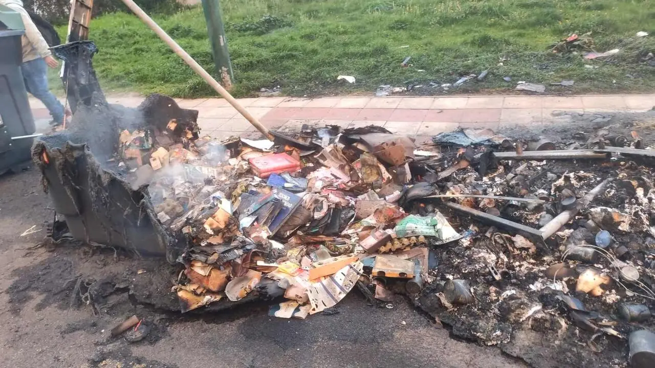 Imagen de uno de los contenedores quemados durante la pasada madrugada.