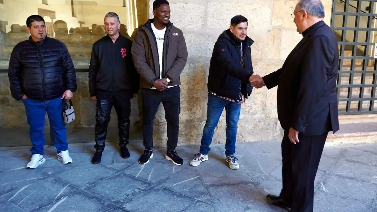El obispo de Le&oacute;n, Luis &Aacute;ngel de las Heras, recibe al grupo de internos del Centro Penitenciario de Mansilla de las Mulas y del Centro de Inserci&oacute;n Social-CIS &lsquo;Jes&uacute;s Haddad&rsquo; que participar&aacute;n como braceros en la Procesi&oacute;n del Perd&oacute;n