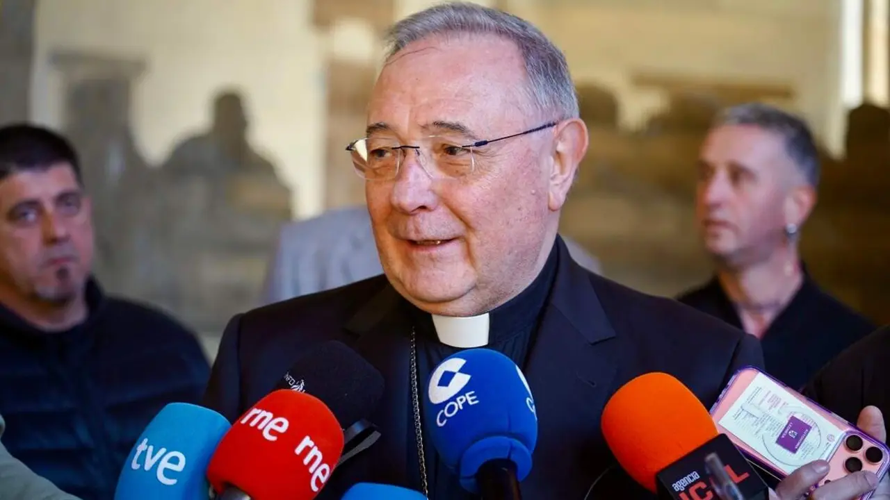 El obispo de Le&oacute;n, Luis &Aacute;ngel de las Heras, recibe al grupo de internos del Centro Penitenciario de Mansilla de las Mulas y del Centro de Inserci&oacute;n Social-CIS &lsquo;Jes&uacute;s Haddad&rsquo; que participar&aacute;n como braceros en la Procesi&oacute;n del Perd&oacute;n