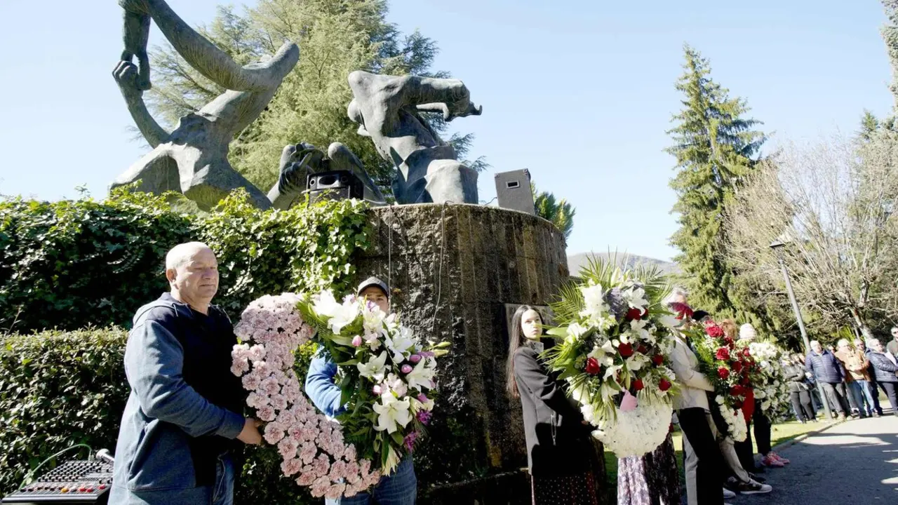 Homenaje del Ayuntamiento de Villablino (Le&oacute;n) a los mineros fallecidos en el accidente de Cerredo (Asturias). Foto: C&eacute;sar S&aacute;nchez.