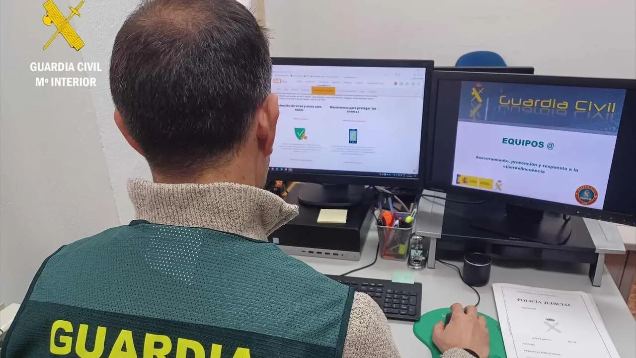 Efectivos de la Guardia Civil durante una investigaci&oacute;n.