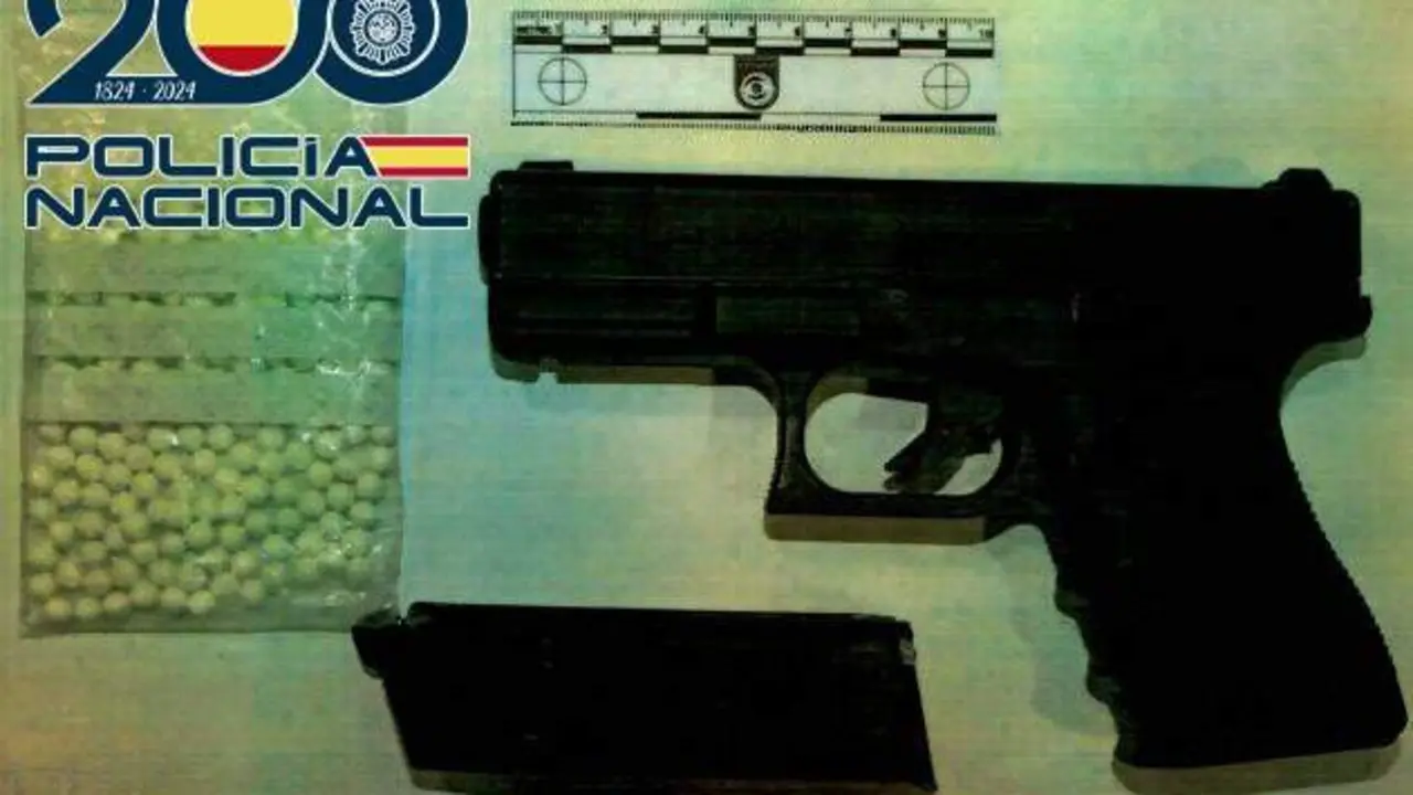 Arma simulada incautada en Astorga. Foto. Polic&iacute;a Nacional.