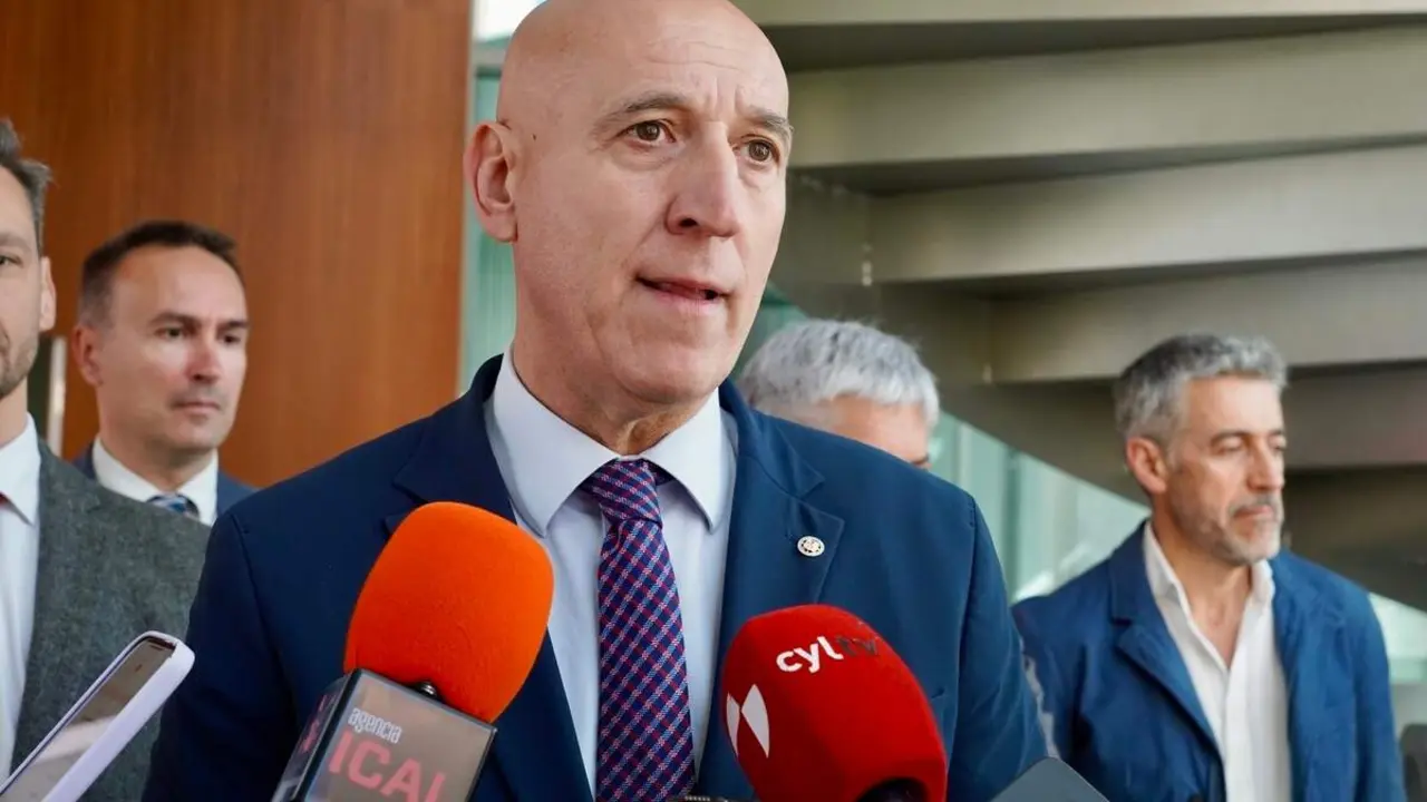 El gerente del Servicio P&uacute;blico de Empleo de Castilla y Le&oacute;n, Jes&uacute;s Blanco, y el alcalde de Le&oacute;n, Jos&eacute; Antonio Diez, clausuran el programa mixto de formaci&oacute;n y empleo &lsquo;Le&oacute;n Construye III&rsquo; e inauguran los programas de la nueva convocatoria en el Ayuntamiento de Le&oacute;n