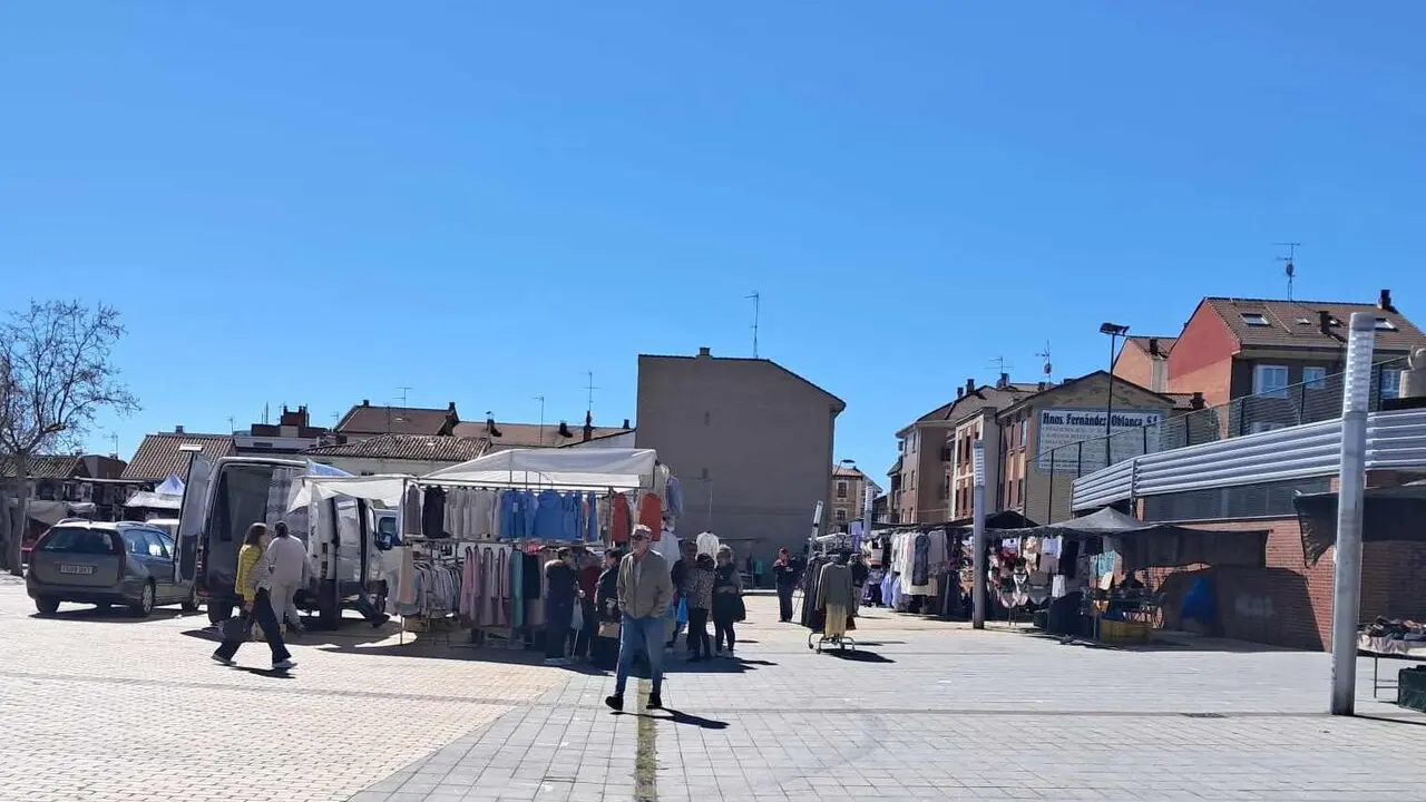 Imagen del popular mercadillo de Trobajo del Camino.