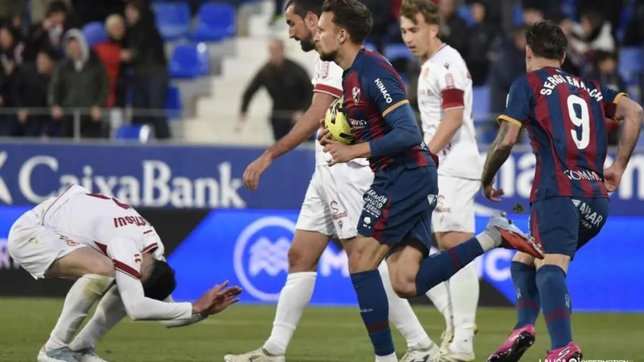 Satr&uacute;stegui lamenta el gol en propia puerta.