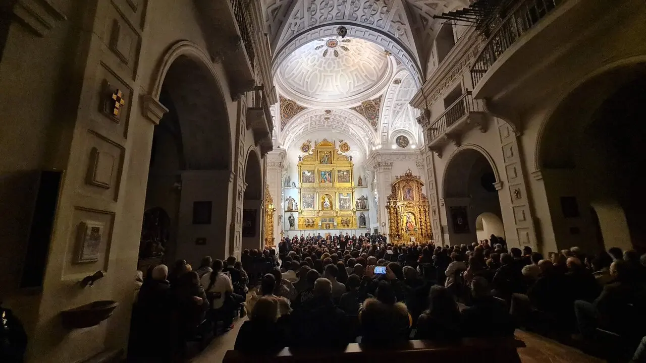 La iglesia de Santa Marina la Real volvi&oacute; a convertirse en uno de los escenarios m&aacute;s singulares de la Semana Santa leonesa durante la madrugada que marca el paso del Mi&eacute;rcoles al Jueves Santo. El templo, completamente lleno, aguard&oacute; en silencio el inicio de un acto ya consolidado en el calendario cofrade, donde la m&uacute;sica y la palabra adquieren un protagonismo especial.