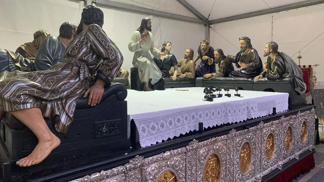 El paso de la Sagrada Cena de V&iacute;ctor de los R&iacute;os, aguarda en la plaza de Regla el momento de iniciar su cortejo este Jueves Santo.