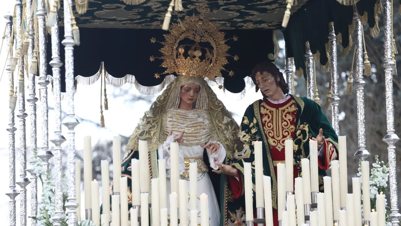 La procesi&oacute;n femenina deslumbra al anochecer y llena de esperanza una pasi&oacute;n leonesa que rebosa p&uacute;blico en las aceras de toda la ciudad. Foto: Isaac Llamazares.
