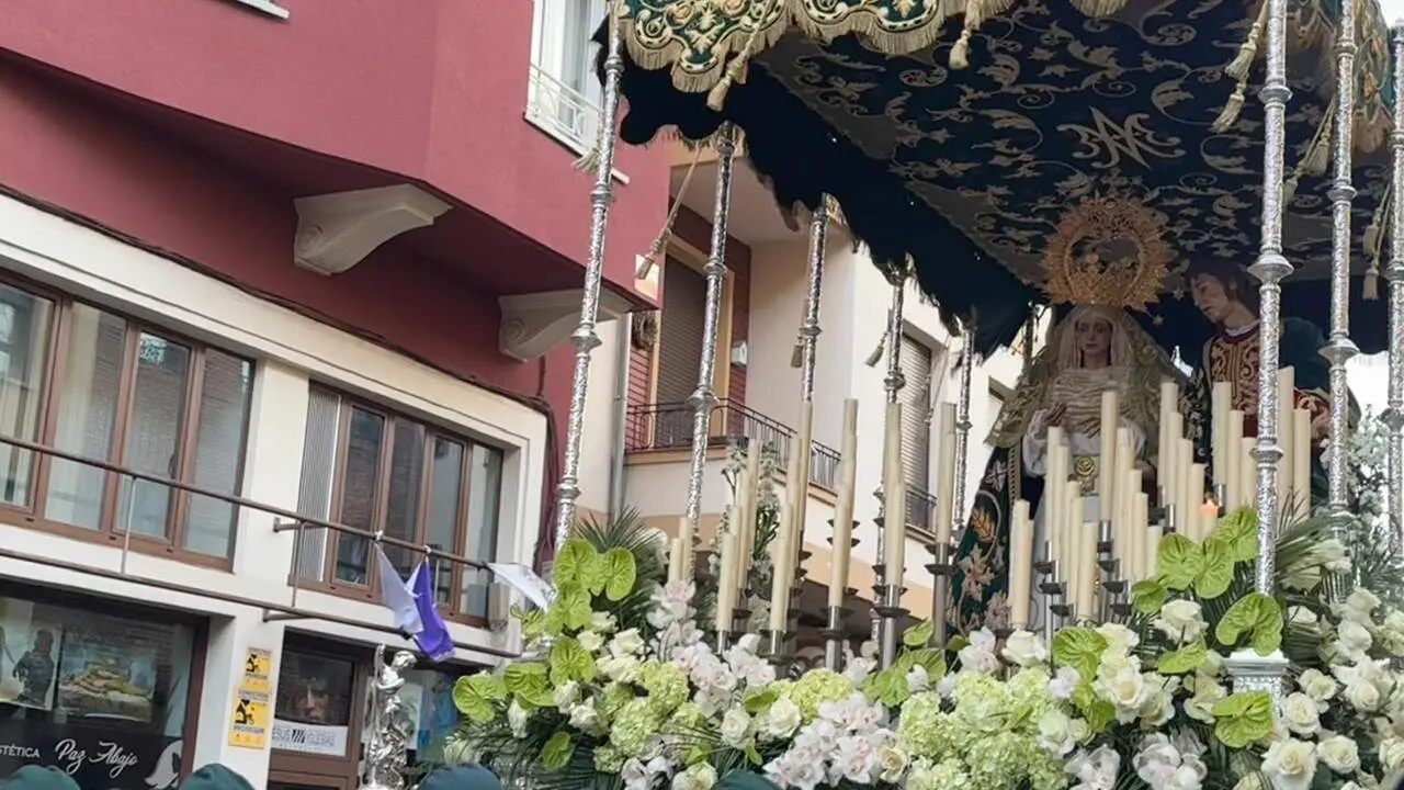La procesi&oacute;n femenina deslumbra al anochecer y llena de esperanza una pasi&oacute;n leonesa que rebosa p&uacute;blico en las aceras de toda la ciudad. Foto: S. Garc&iacute;a.