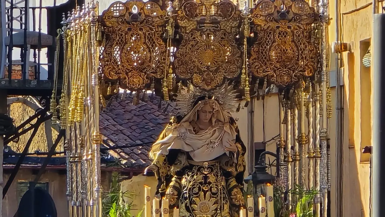 La ciudad de Le&oacute;n ha vivido desde el amanecer del Viernes Santo uno de sus momentos m&aacute;s representativos con la celebraci&oacute;n de la Procesi&oacute;n de los Pasos, organizada por la Cofrad&iacute;a del Dulce Nombre de Jes&uacute;s Nazareno. Fotos: C. Calvo