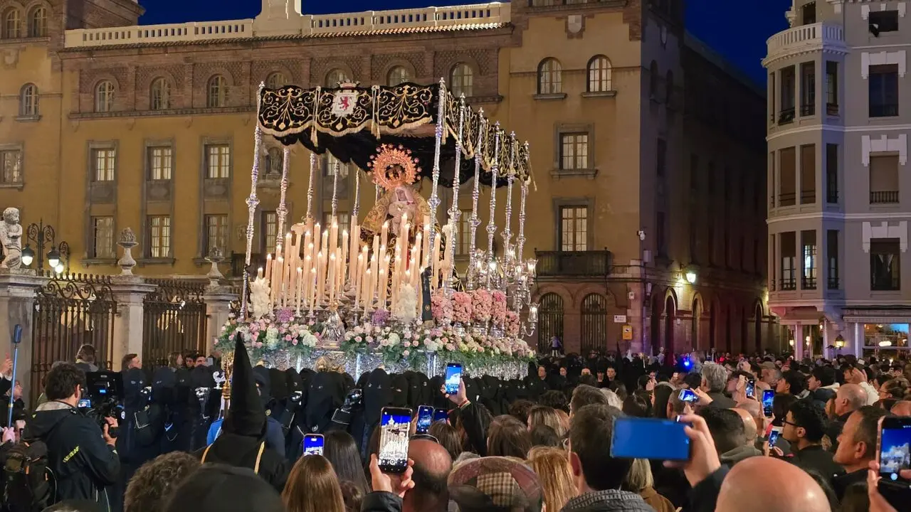 La Cofrad&iacute;a de Nuestra Se&ntilde;ora de las Angustias y Soledad, la m&aacute;s antigua de la ciudad de Le&oacute;n desde su fundaci&oacute;n el 9 de febrero de 1578, cumpli&oacute; este viernes con la tradici&oacute;n de sacar a las calles, tal y como hacen cada a&ntilde;o par, la Solemne y Oficial Procesi&oacute;n del Santo Entierro. Fotos: C. Calvo