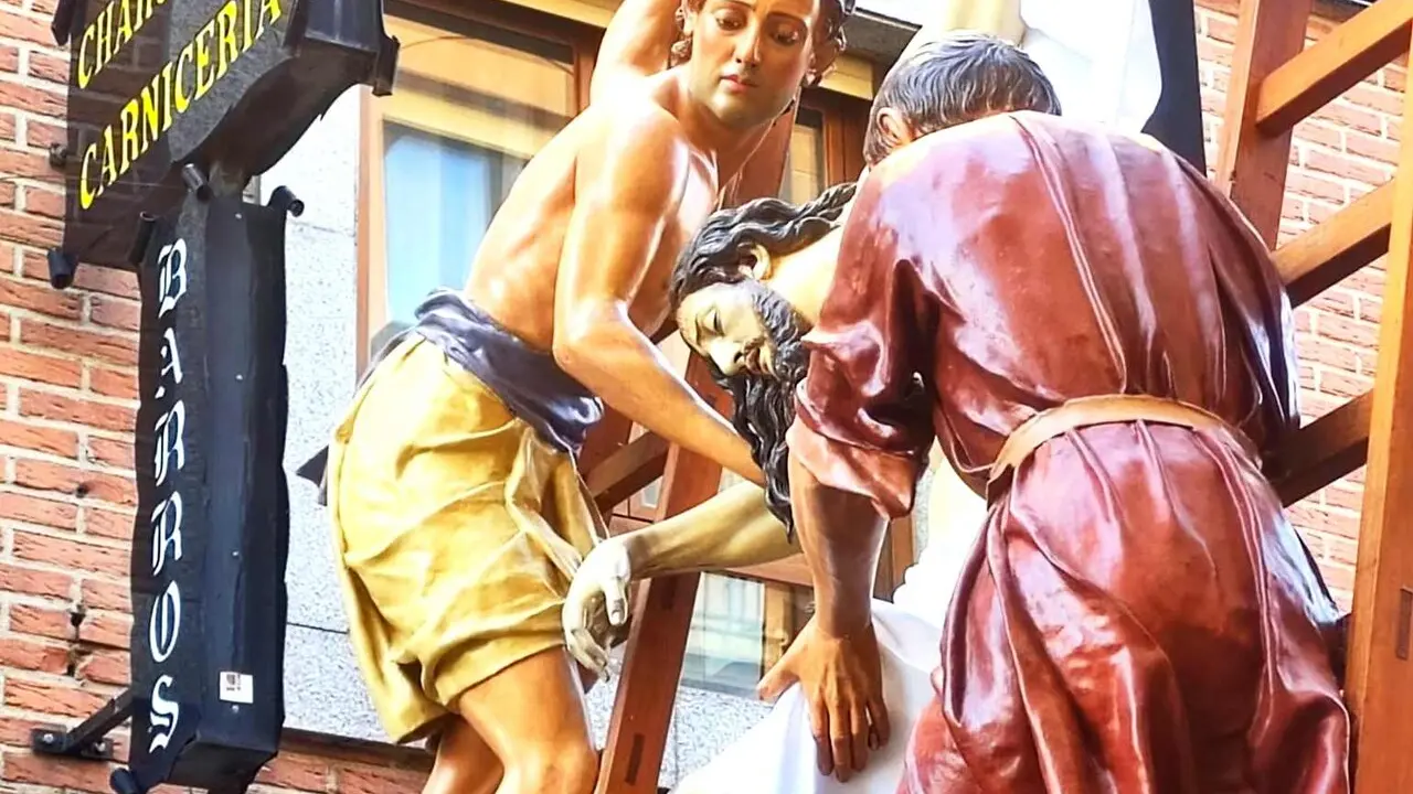 La ciudad de Astorga volvi&oacute; a detener su pulso este Viernes Santo para acoger uno de los actos m&aacute;s emblem&aacute;ticos de su Semana Santa: la Solemne e Inmemorial Procesi&oacute;n del Santo Entierro. Fotos: Daniel Paz