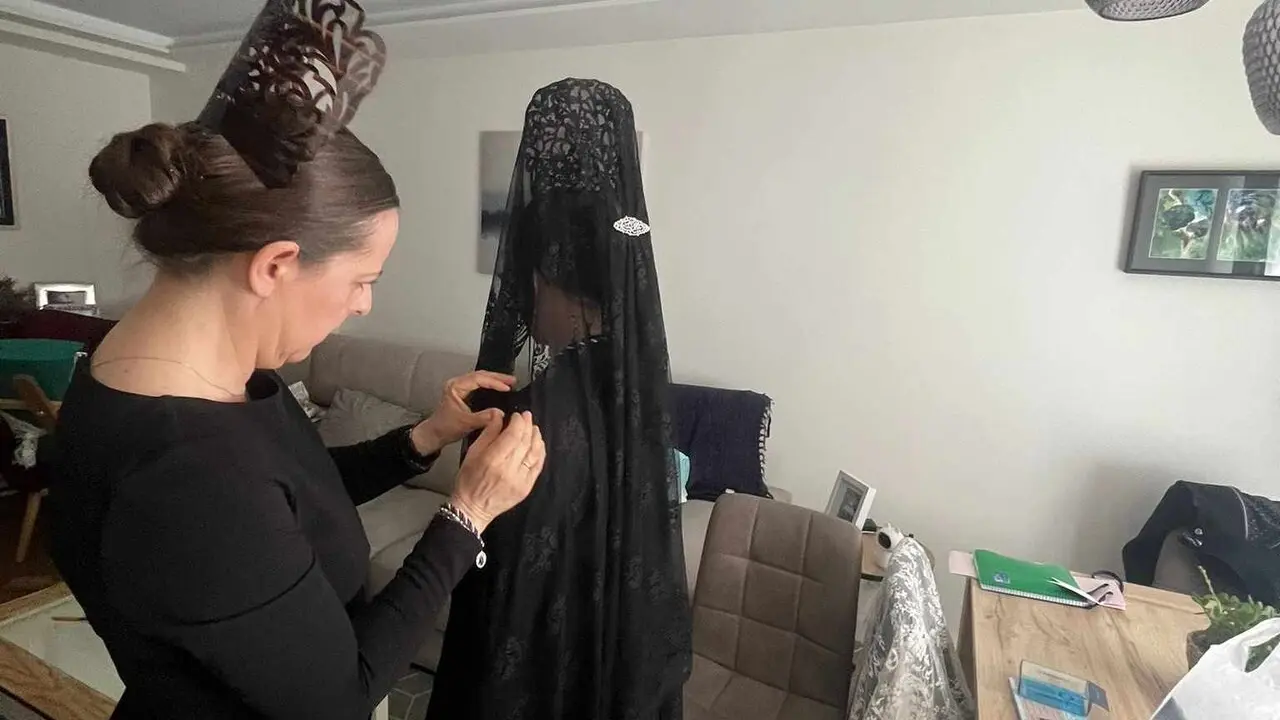 La imagen de la &lsquo;manola&rsquo; contin&uacute;a siendo uno de los s&iacute;mbolos m&aacute;s reconocibles de la Semana Santa. Lejos de diluirse con el paso del tiempo, esta figura tradicional se mantiene viva gracias a la incorporaci&oacute;n anual de nuevas participantes. Este a&ntilde;o Menc&iacute;a Blanco es una de las debutantes.