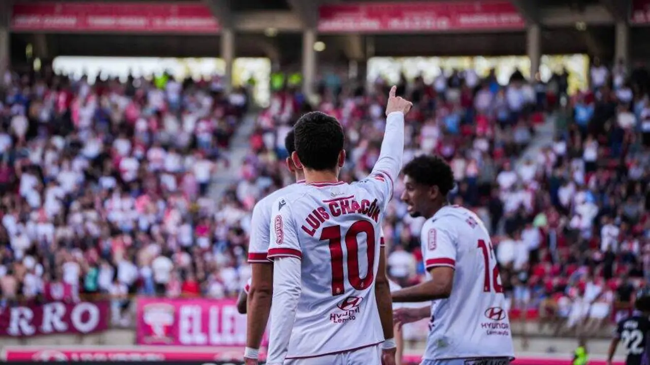 Luis Chac&oacute;n celebra su gol con la grada en el Reino.