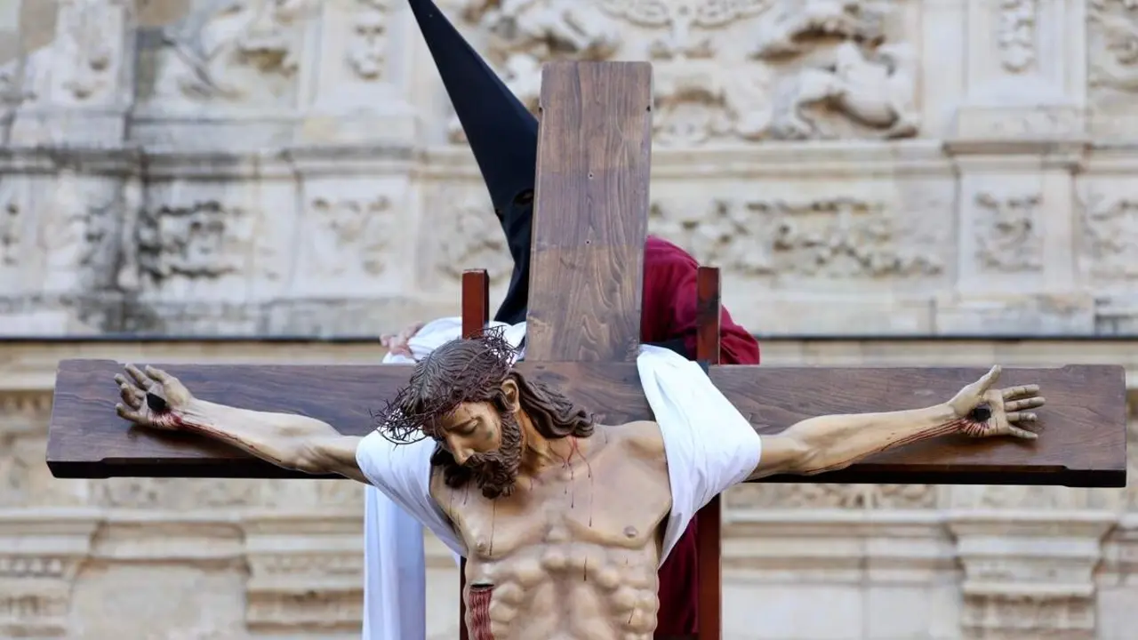 Acto del Desenclavo de Cristo en el transcurso de la Procesi&oacute;n del Santo Cristo del Desenclavo de la Semana Santa de Le&oacute;n.