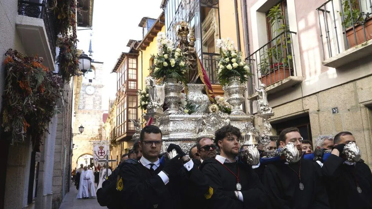 Procesi&oacute;n de Resurrecci&oacute;n con la imagen de la Virgen de la Encina y el Santo Sacramento de Ponferrada