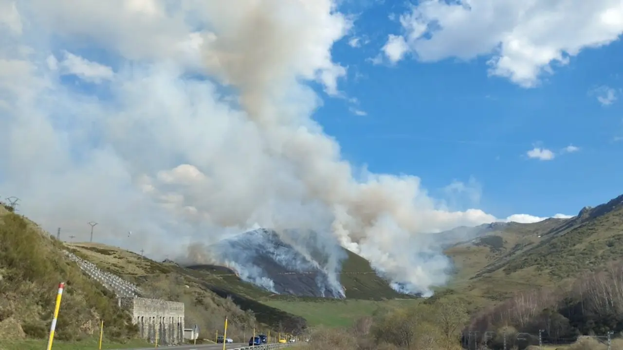 Medios a&eacute;reos y terrestres trabajan en la extinci&oacute;n de un incendio en Busdongo de Arb&aacute;s.