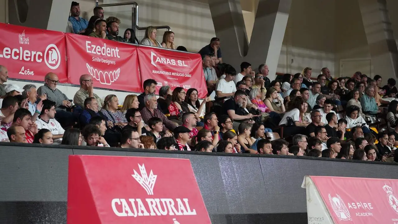 Cerca de 2.000 espectadores se dieron cita para presenciar el encuentro en el Palacio de los Deportes.