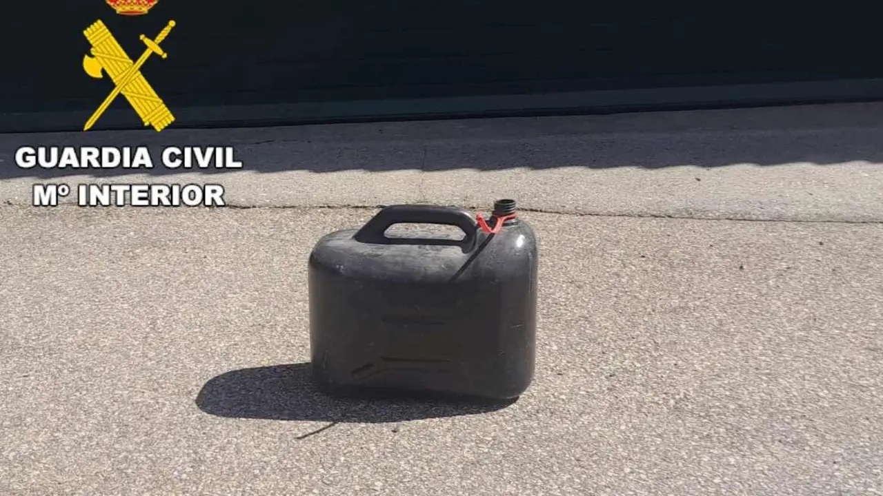 Imagen de la garrafa en la que el detenido llev&oacute; la gasolina a la puerta del bar.