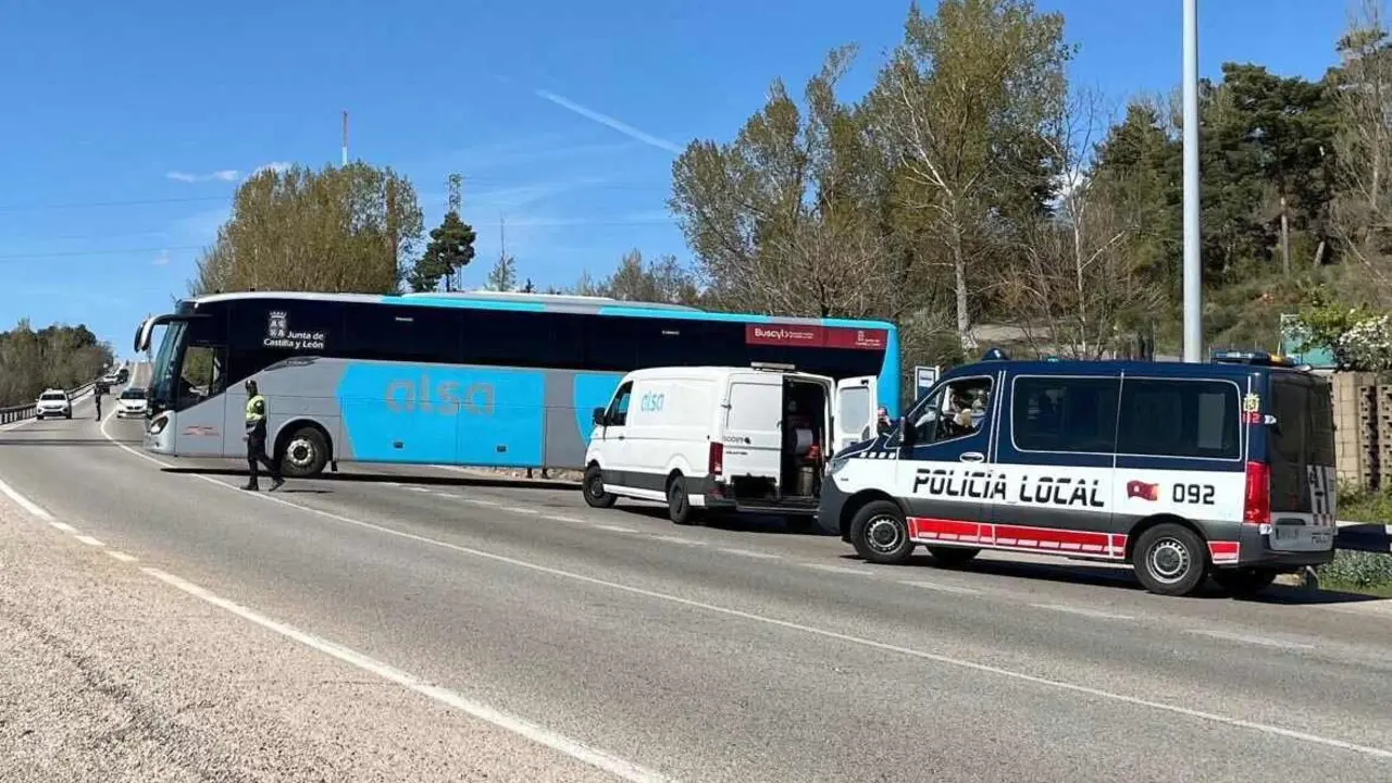 Imagen del autob&uacute;s bloqueado en el centro de la calzada.