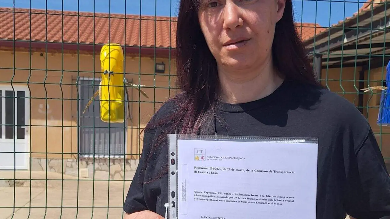 La edil de IU Jessica Sousa en Moz&oacute;ndiga con la resoluci&oacute;n de la Comisi&oacute;n de Transparencia. Foto: IU.