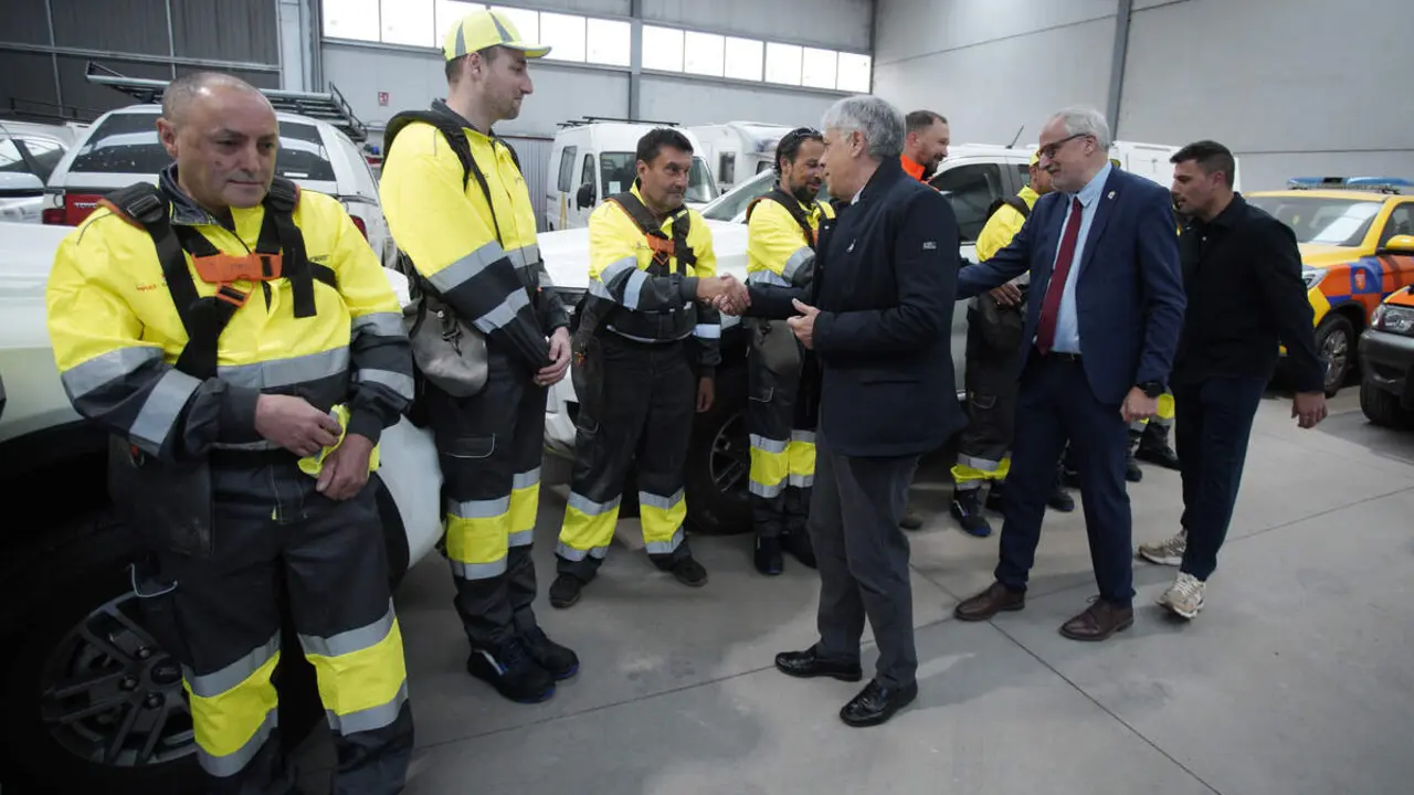 El presidente del Consejo Comarcal del Bierzo, Olegario Ram&oacute;n, junto al consejero de Medio Ambiente, Ricardo Fern&aacute;ndez, y el delegado de la Junta en Le&oacute;n, Eduardo Diego, durante su visita a los brigadistas que se incorporan a trabajar en el Consejo Comarcal del Bierzo en el marco del Plan Montel