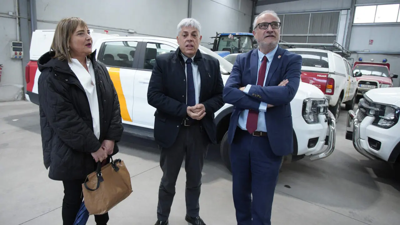 El presidente del Consejo Comarcal del Bierzo, Olegario Ram&oacute;n, junto al consejero de Medio Ambiente, Ricardo Fern&aacute;ndez, y el delegado de la Junta en Le&oacute;n, Eduardo Diego, durante su visita a los brigadistas que se incorporan a trabajar en el Consejo Comarcal del Bierzo en el marco del Plan Montel