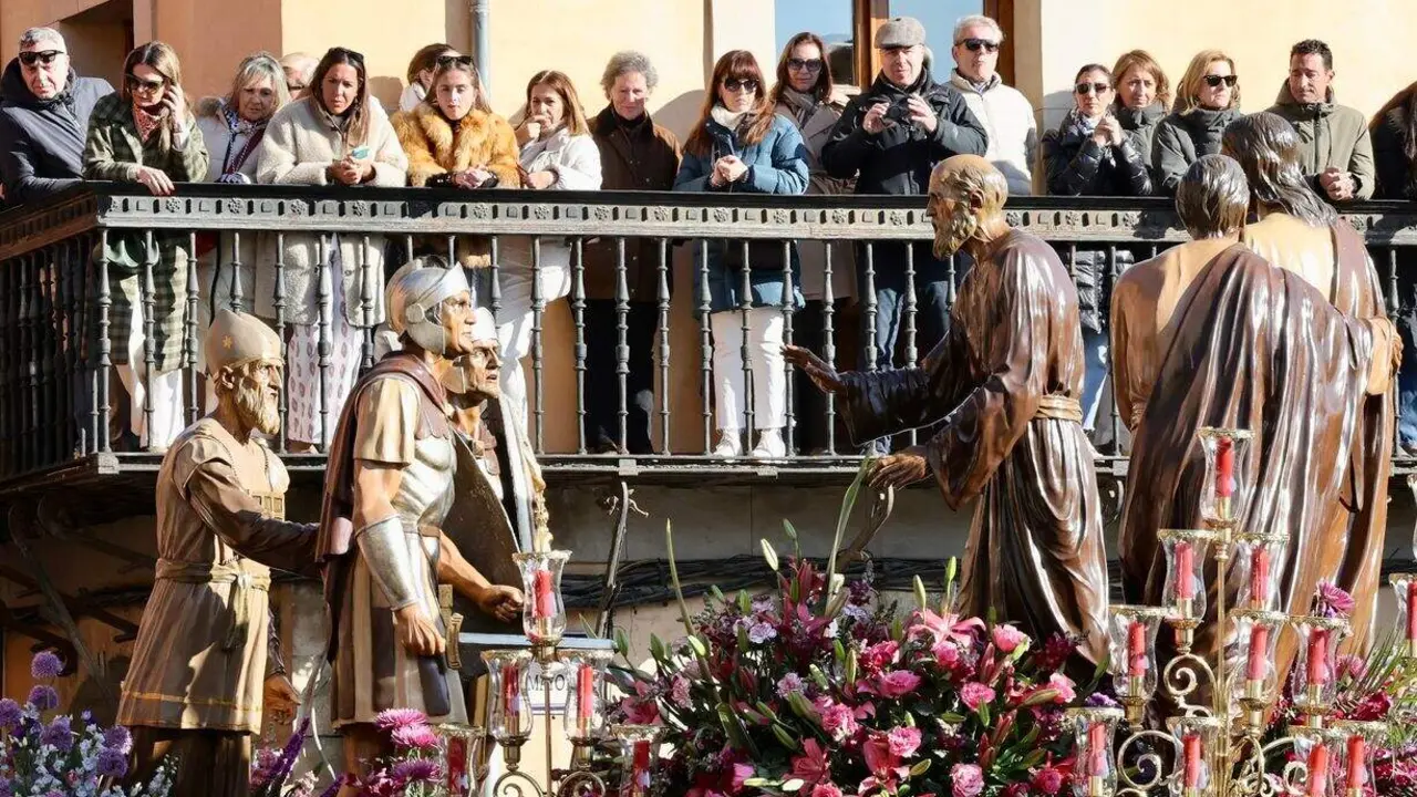 Celebraci&oacute;n del acto de &lsquo;El Encuentro&rsquo; en el transcurso de la Procesi&oacute;n de los Pasos de la Cofrad&iacute;a del Dulce Nombre de Jes&uacute;s Nazareno de la Semana Santa de Le&oacute;n