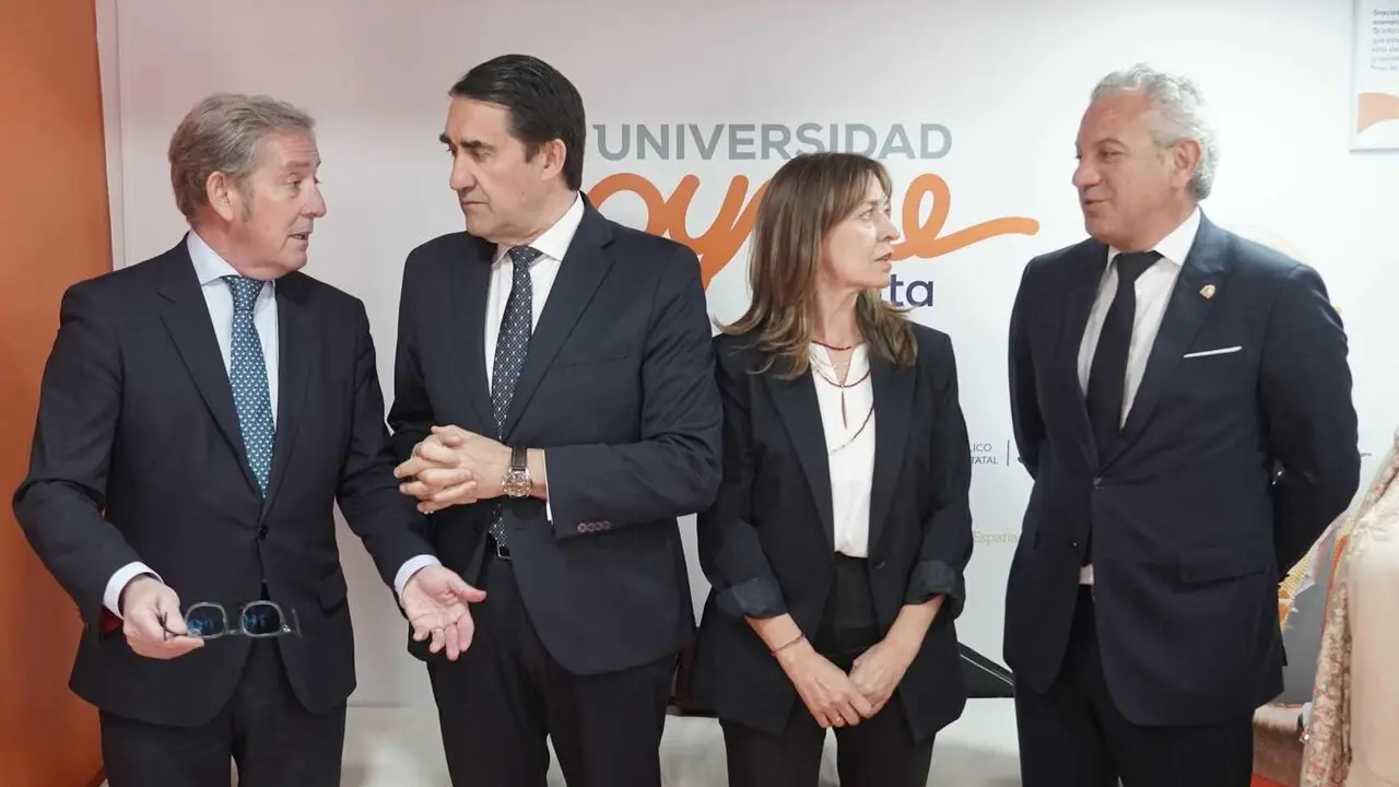 El consejero de Medio Ambiente, Vivienda y Ordenaci&oacute;n del Territorio, Juan Carlos Su&aacute;rez-Qui&ntilde;ones, y el delegado del Gobierno en Castilla y Le&oacute;n, Nicanor Sen, asisten a las jornadas de 'Universidad Pyme en ruta'.