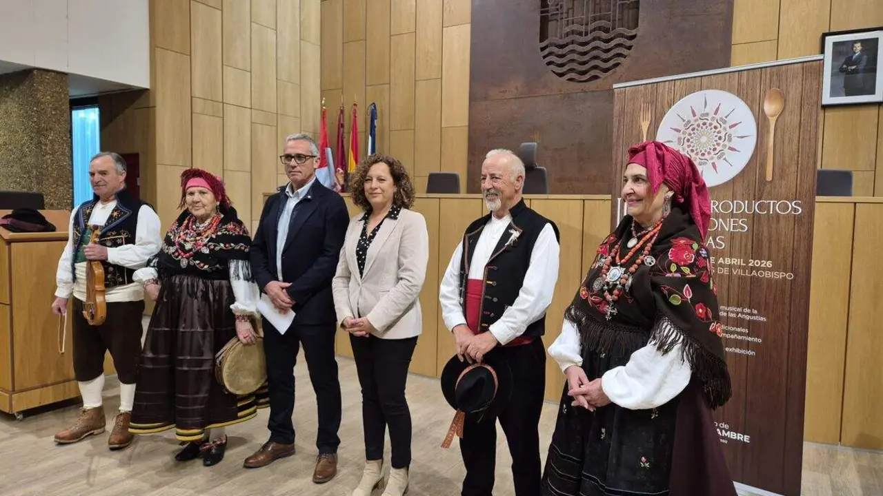 El alcalde y la edil de cultra leonesa durante la presentaci&oacute;n de la III Feria de Prodyctos y Tradicionales Leonesas de Villaquilambre.