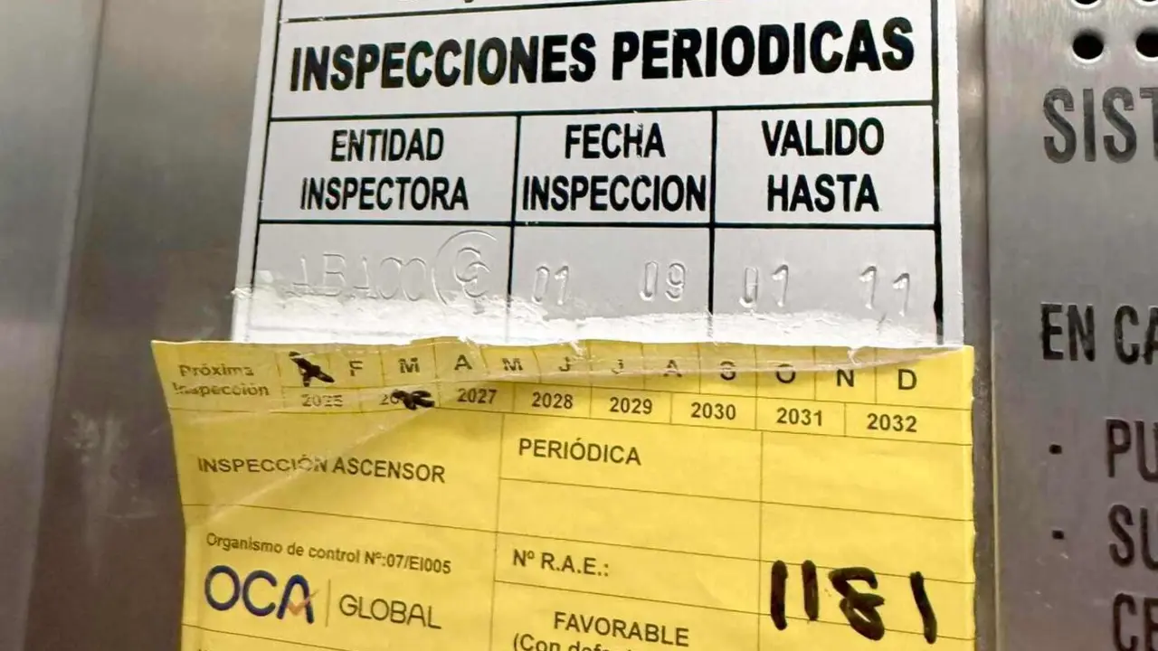 Ascensor interior de Ordo&ntilde;o II con la inspecci&oacute;n desfavorable en una denuncia del PP.