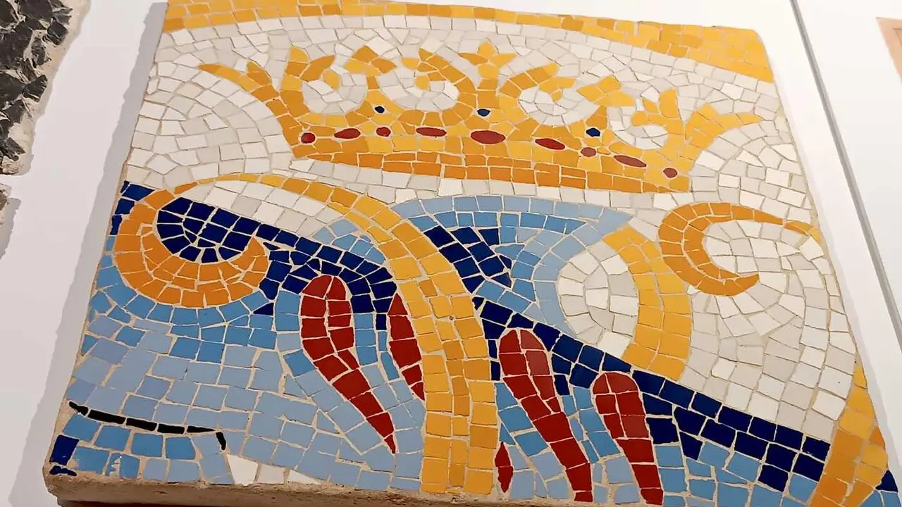 Una intensa e interesante velada cultural, protagonizada por Mireia Freixa, catedr&aacute;tica em&eacute;rita de la Universidad de Barcelona y Marta Salin&eacute;, doctora en Historia del Arte, permite descubrir al Gaud&iacute; arquitecto del color y pionero en el reciclado de materiales.