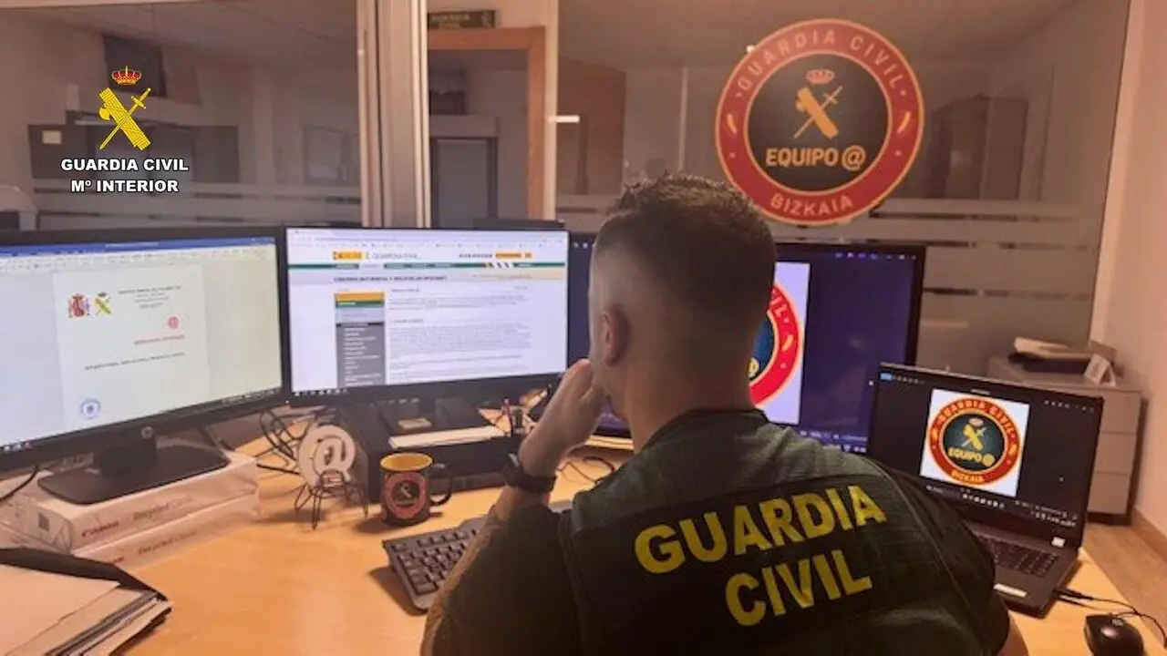 Imagen de uno de los efectivos de la Guardia Civil, durante la investigaci&oacute;n.