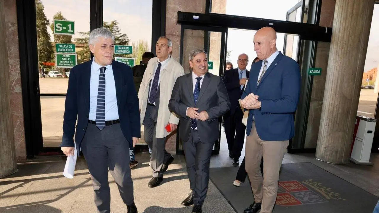 El consejero de Movilidad y Transformaci&oacute;n Digital, Jos&eacute; Luis Sanz, y el alcalde de Le&oacute;n, Jos&eacute; Antonio Diez, participan en la constituci&oacute;n de la Comisi&oacute;n de Seguimiento del Consorcio de Transporte Metropolitano del &Aacute;rea Funcional de Le&oacute;n