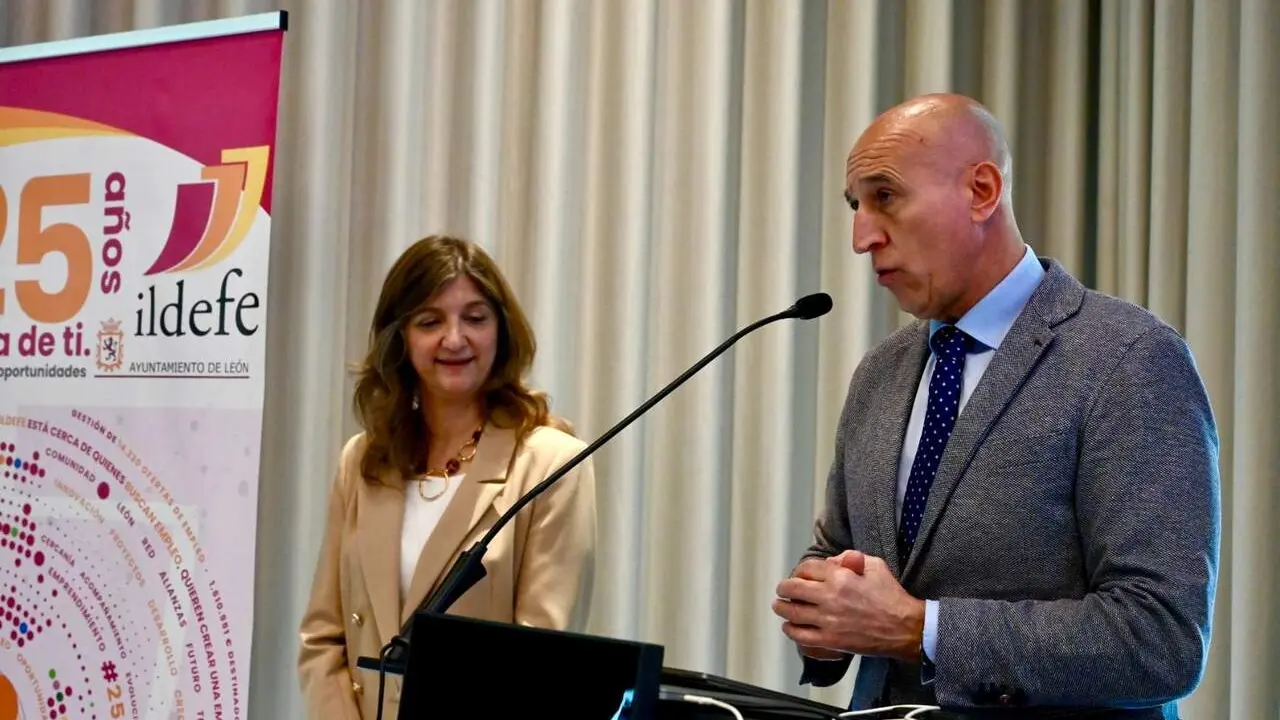 El alcalde de Le&oacute;n, Jos&eacute; Antonio Diez, y la rectora de la Universidad de Le&oacute;n, Nuria Gonz&aacute;lez, participan en el encuentro de &lsquo;networking&rsquo; entre j&oacute;venes del Programa de Becas por el Talento y directivos de empresas leonesas. Foto: Peio Garc&iacute;a.