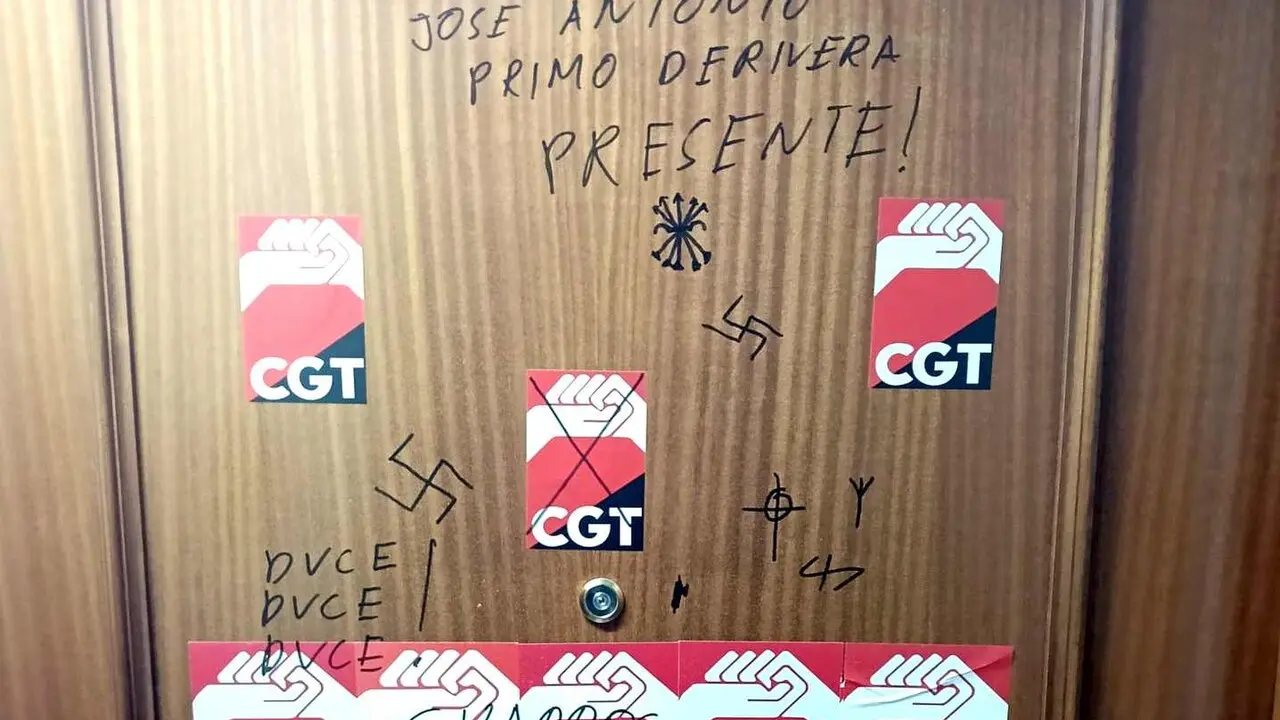Imagen de la sede de CGT tras ser vandalizada.