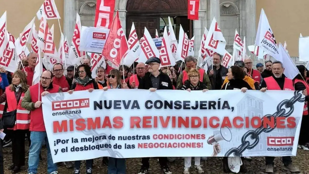 Concentraci&oacute;n de CCOO frente a  Educaci&oacute;n este jueves. Foto: CCOO.