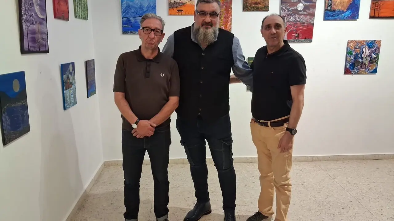 La Casa de Cultura de Trobajo del Camino ha inaugurado la exposici&oacute;n 'Territorios del Alma', una muestra del artista Claudio Constantin que podr&aacute; visitarse durante las pr&oacute;ximas semanas. El acto de apertura cont&oacute; con la asistencia del concejal de Cultura, Manuel Romero, y del concejal de Personal, Andr&eacute;s Vidales. Fotos: Isaac Llamazares