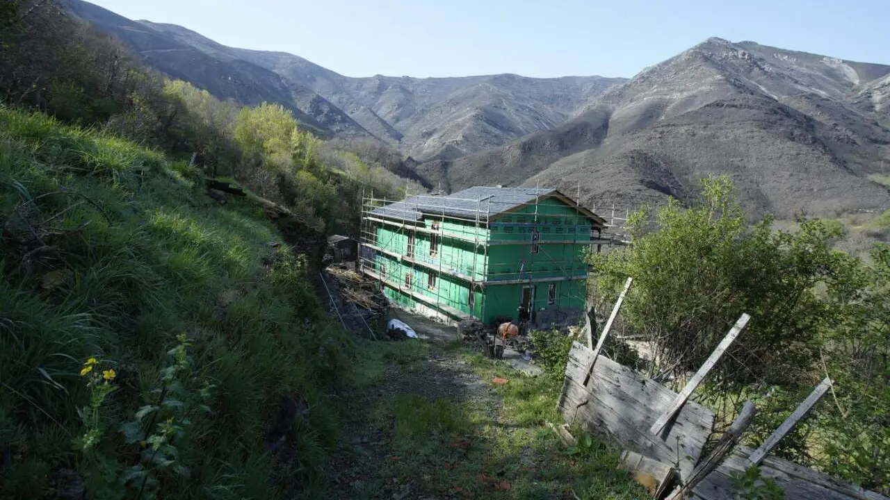 Avanza la rehabilitaci&oacute;n del pueblo berciano de Luc&iacute;o, con algunas casas ya en marcha, que fue arrasado por las llamas el pasado verano. Foto: C&eacute;sar S&aacute;nchez.