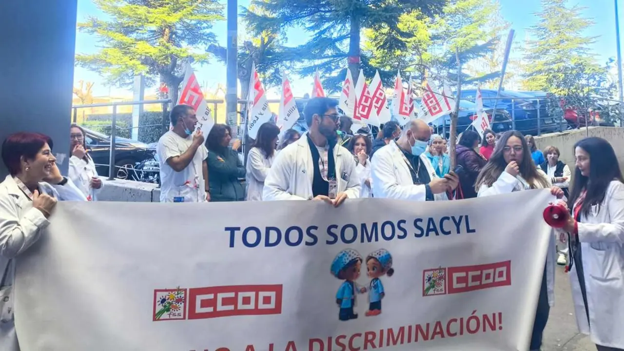 Un instante de la protesta realizada este viernes a las puertas del Hospital de Le&oacute;n.