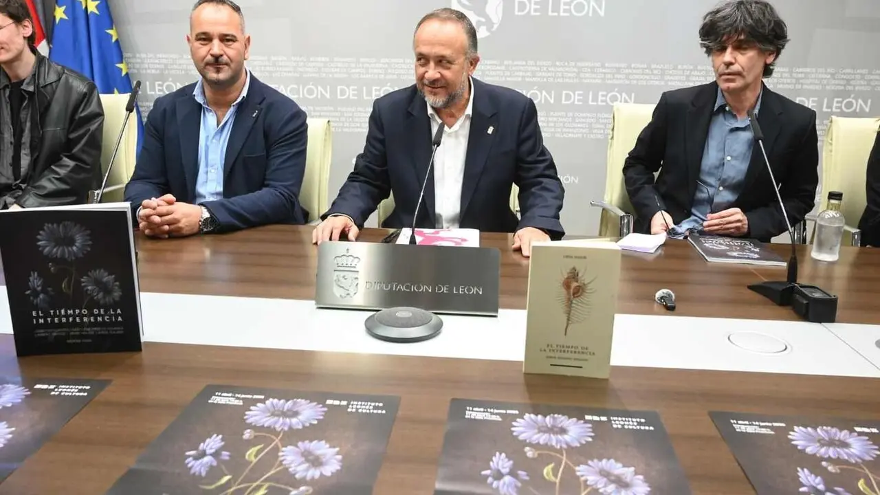 El presidente de la Diputaci&oacute;n de Le&oacute;n, Gerardo &Aacute;lvarez Courel, presenta la exposici&oacute;n &lsquo;El tiempo de la interferencia&rsquo;. Asisten tambi&eacute;n el diputado de Cultura, Arte y Patrimonio, Emilio Mart&iacute;nez; el comisario de la muestra y fundador de Interface Studio, Jorge Quijano, y el director del Musac, &Aacute;lvaro Rodr&iacute;guez Fominaya