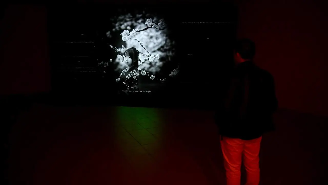 El presidente de la Diputaci&oacute;n, Gerardo &Aacute;lvarez Courel, inaugura la exposici&oacute;n El tiempo de la interferencia'. Asisten tambi&eacute;n el comisario de la muestra y cofundador de Interface Studio, Jorge Quijano; la cofundadora de Interface Studio, Silvia Arg&uuml;ello; y artistas del colectivo. Fotos: Peio Garc&iacute;a.