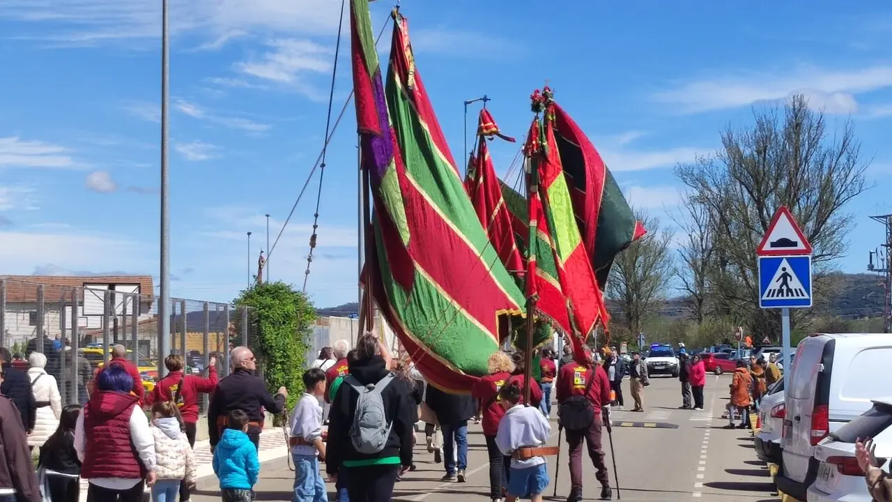 La III Feria de Productos y Tradiciones Leonesas de Villaquilambre se consolid&oacute; este domingo como una de las citas folcl&oacute;ricas imprescindibles con miles de visitantes en el CEIP Los Adiles. Fotos: M.A.G.