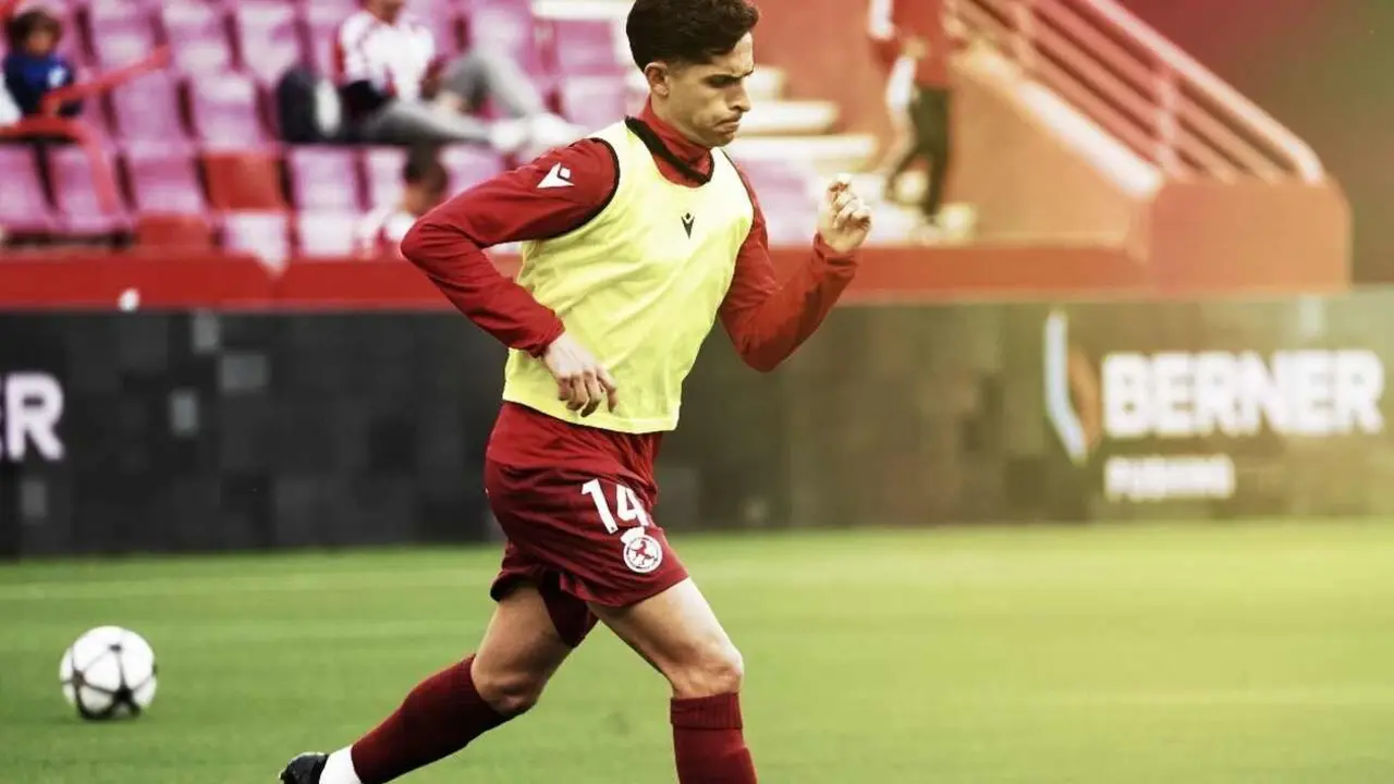 Bicho, durante el calentamiento previo al partido.