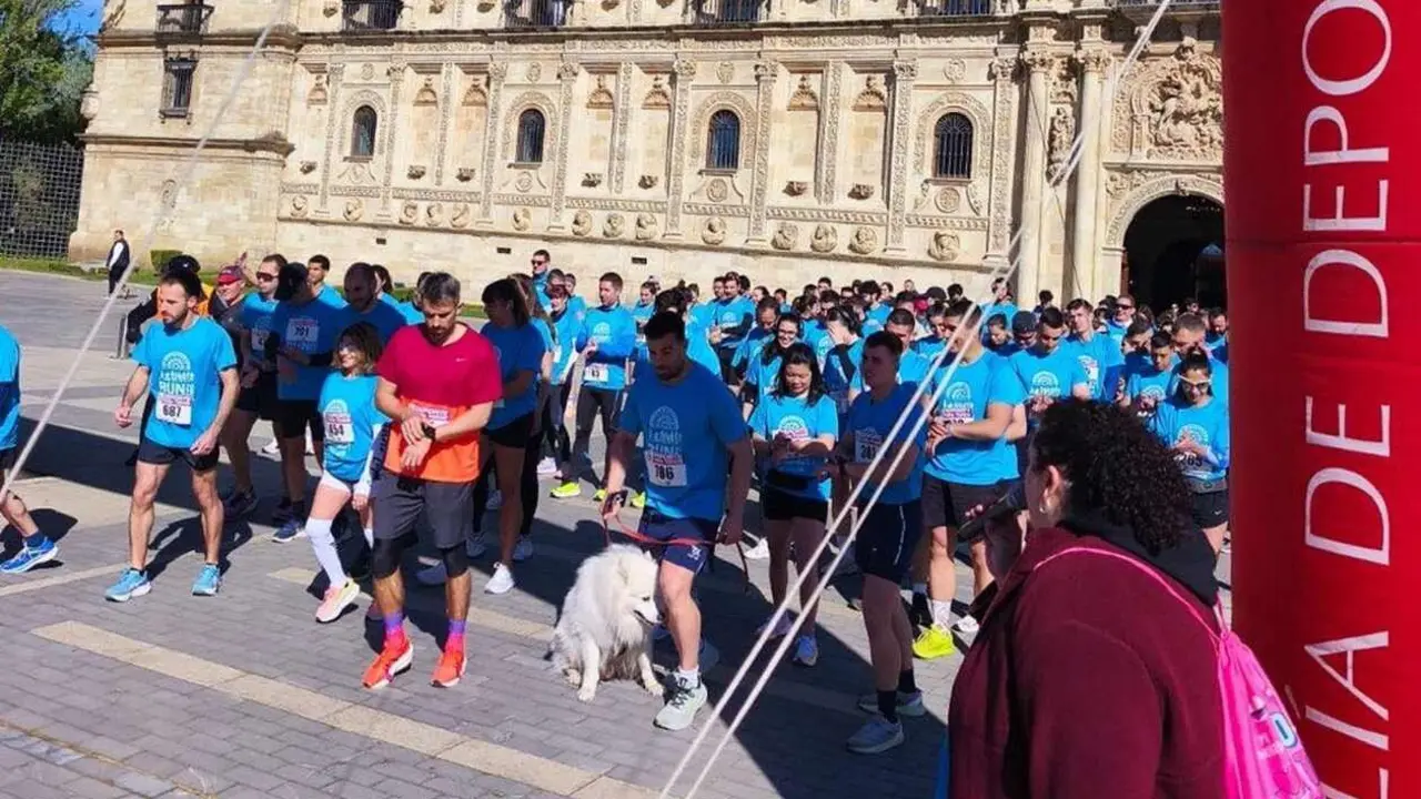 La concejala Vera L&oacute;pez da la salida a los participantes en la carrera solidaria.