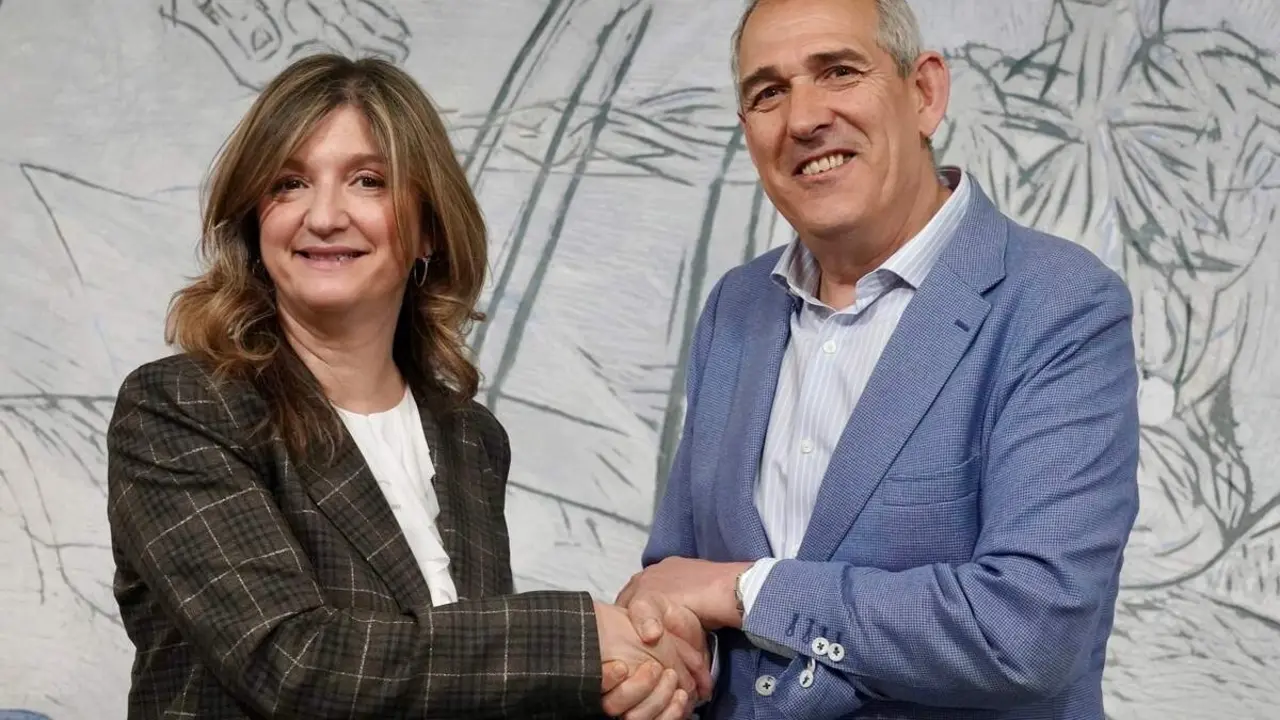 El presidente de Servicios Funerarios de Le&oacute;n Serfunle, Vicente Canuria, y la rectora de la Universidad de Le&oacute;n, Nuria Gonz&aacute;lez, firman un convenio de colaboraci&oacute;n