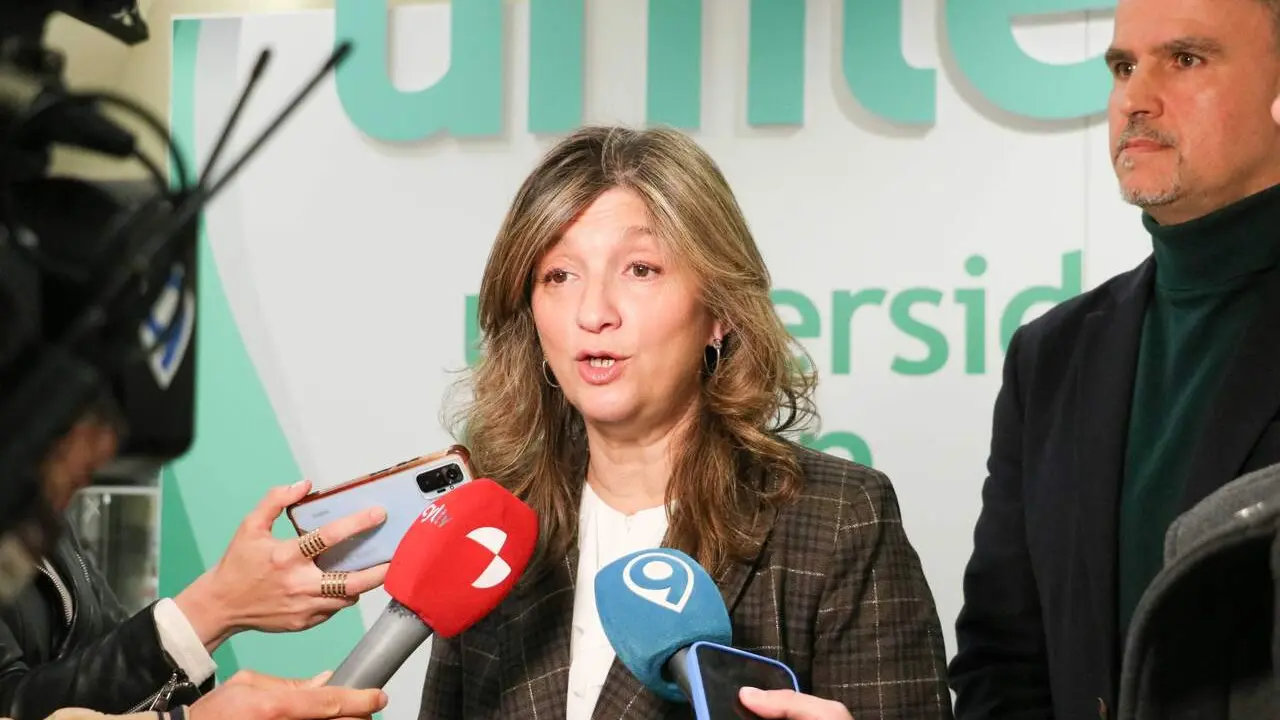 La rectora de la ULE, durante una rueda de prensa.