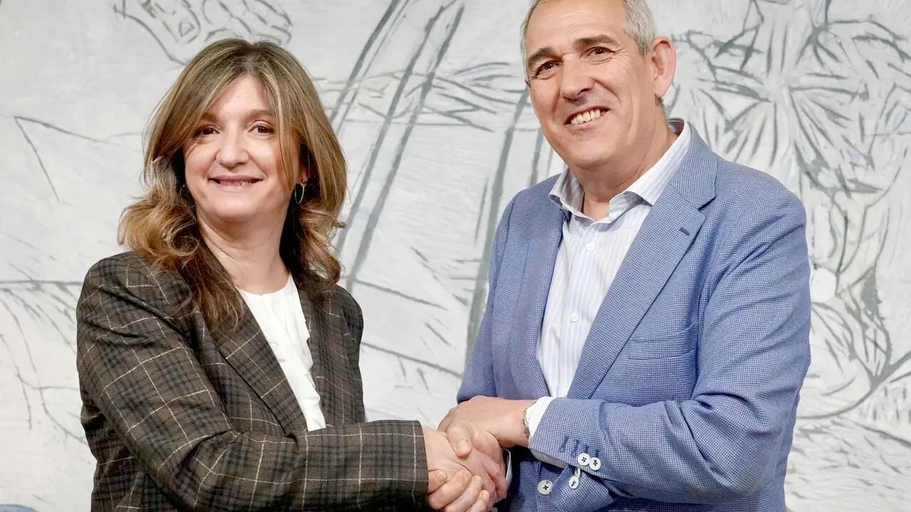 El presidente de Servicios Funerarios de Le&oacute;n Serfunle, Vicente Canuria, y la rectora de la Universidad de Le&oacute;n, Nuria Gonz&aacute;lez, firman un convenio de colaboraci&oacute;n. Foto: Campillo