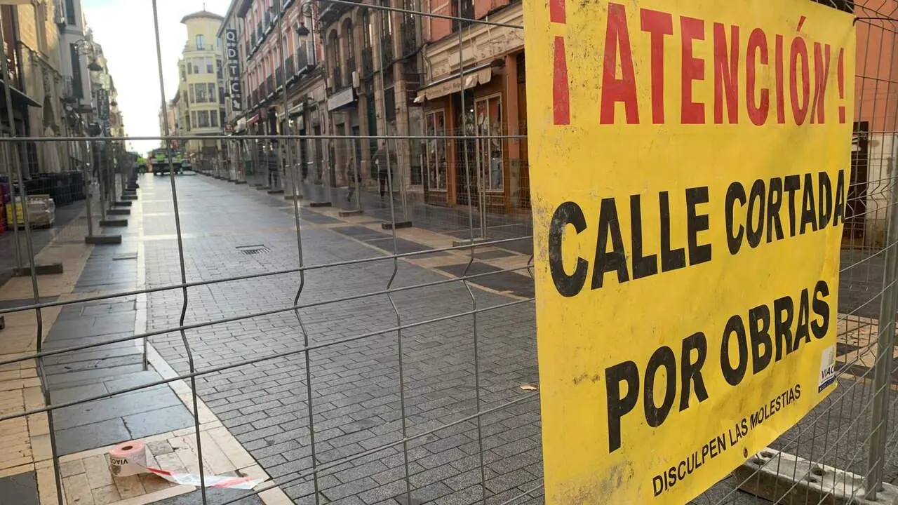 Siguen avanzando las obras de remodelaci&oacute;n de la calle ancha y su entorno. Este martes las vallas de obra han llegado hasta el cruce con la calle Cervantes, cerrando el tramo que va desde la confluencia con la calle Cid. Al tiempo, los trabajos prosiguen en la plaza de Botines. Fotos: A.F.R.